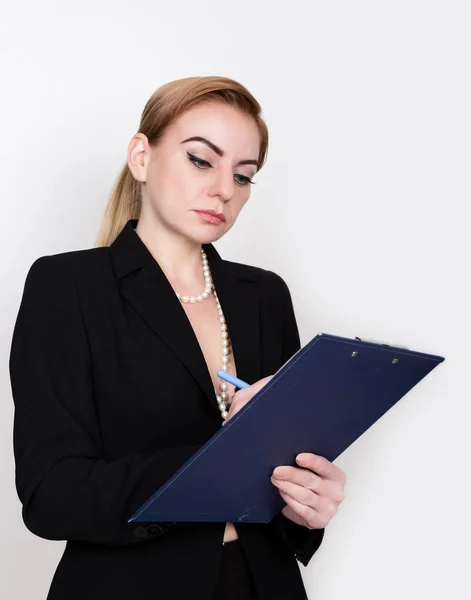 Atraente mulher de negócios enérgica segurando almofada para escrever e toma notas — Fotografia de Stock