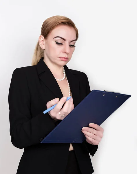 Attraktive energische Geschäftsfrau hält Block zum Schreiben und macht Notizen — Stockfoto