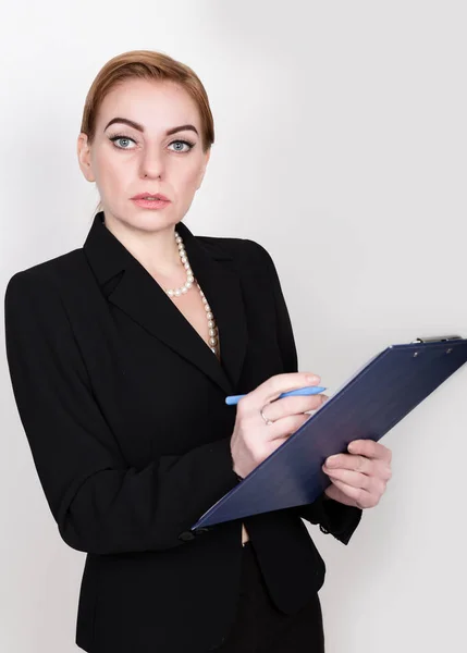 Attraktive energische Geschäftsfrau hält Block zum Schreiben und macht Notizen — Stockfoto