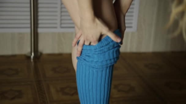 Jovem gostosa em lingerie sexy puxa meias. Go-go dançarina em boate — Vídeo de Stock
