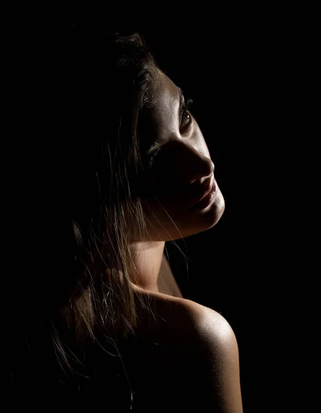 Silueta de desnudo hermosa mujer asiática en negro fondo — Foto de Stock