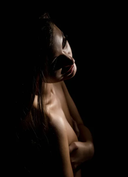 Sziluettjét meztelen gyönyörű ázsiai nő, a fekete háttér — Stock Fotó