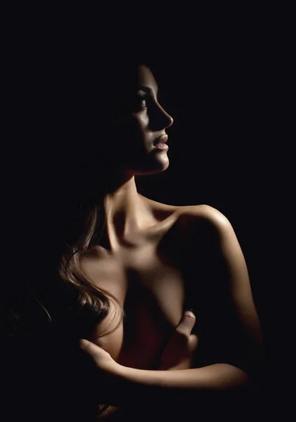 siyah arka plan üzerinde çıplak güzel Asyalı kadın silüeti