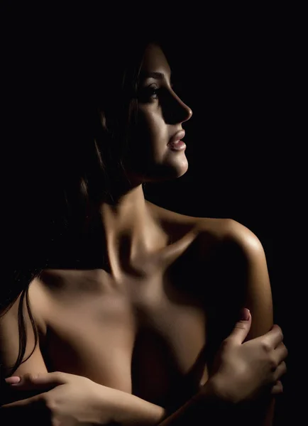黒の背景に裸の美しいアジアの女性のシルエット — ストック写真