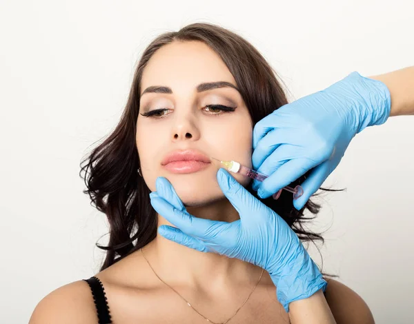 Primer plano de la hermosa mujer joven recibe la inyección en el área de los ojos y los labios de esteticista. concepto de cosmetología —  Fotos de Stock