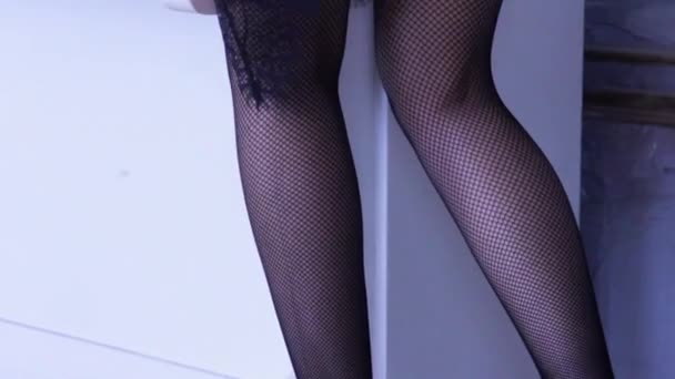 Moda foto atirar com sexy jovem mulher em lingerie rendada e meias, posando no piano — Vídeo de Stock