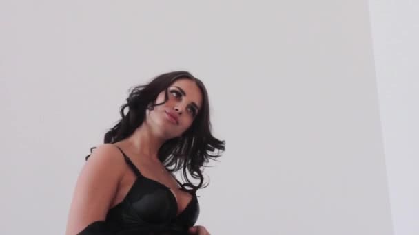 Mode-fotoshoot met sexy jonge vrouw in kanten lingerie en kousen, zitten en die zich voordeed op stoel — Stockvideo