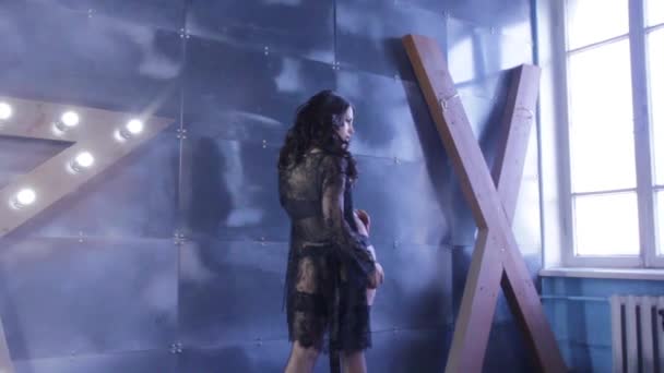 Mode foto shoot med sexig ung kvinna i lacy underkläder och strumpor poserar på stål bakgrund med stjärna — Stockvideo