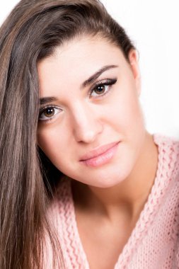 Stil ve moda kavramı - pembe kazaklı mutlu genç kadın