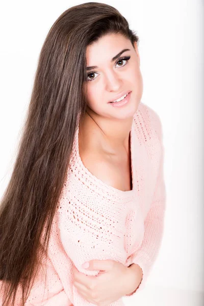 Stil und Modekonzept - glückliche junge Frau im rosafarbenen Pullover — Stockfoto