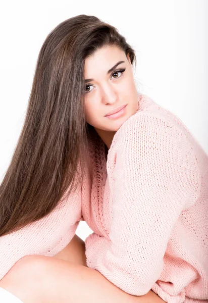 Estilo y concepto de moda - mujer joven feliz en suéter rosa —  Fotos de Stock