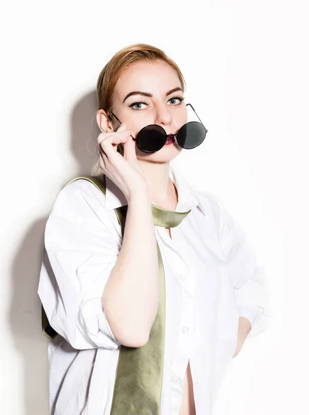 Jovem mulher nua em um homem camisa branca com gravata verde segurando glasess — Fotografia de Stock