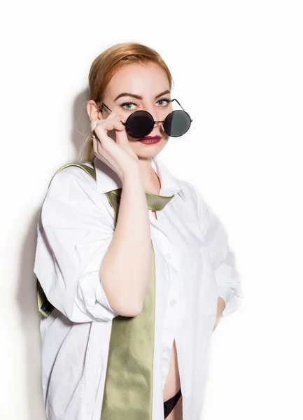 Jovem mulher nua em um homem camisa branca com gravata verde segurando glasess — Fotografia de Stock