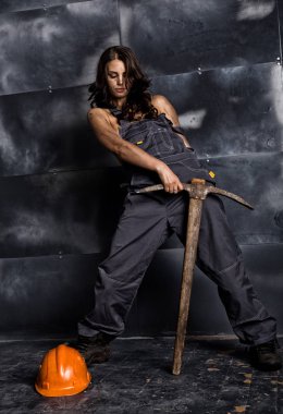 seksi kadın madenci işçi ile kazma, tulum çıplak vücudunun üzerinde. erotik sanayi kavramı