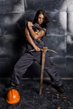 seksi kadın madenci işçi ile kazma, tulum çıplak vücudunun üzerinde. erotik sanayi kavramı