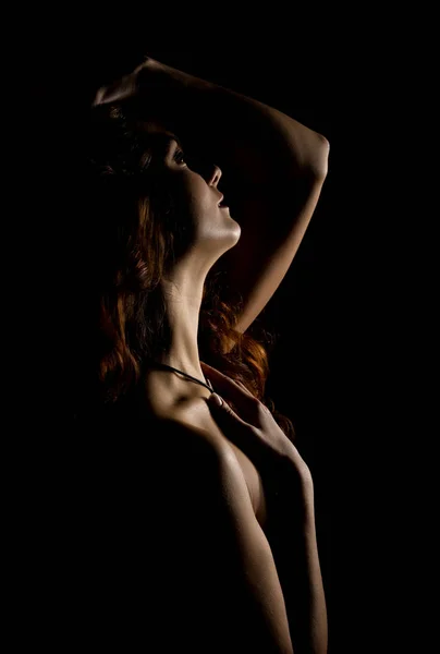 Eleganckie krzywe kobiece ramiona i szyję, Rude dziewczyny na ciemnym tle — Zdjęcie stockowe