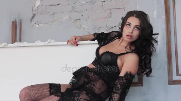 Moda foto atirar com sexy jovem mulher em lingerie rendada e meias, posando no piano — Vídeo de Stock