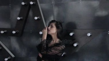 Moda fotoğraf çekimi Dantelli iç çamaşırı ve çorap yıldız ile çelik arka plan üzerinde poz seksi genç kadın ile