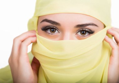 Beyaz arka planda sarı eşarp, Tesettür muslimah modelinde poz kahverengi gözlü Asyalı kız izole