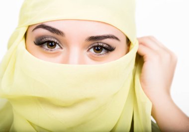 Beyaz arka planda sarı eşarp, Tesettür muslimah modelinde poz kahverengi gözlü Asyalı kız izole