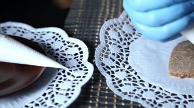 Dekorasyon gingerbread selfmade hamur işi çanta kullanarak şeker buzlanma ile çorap erkek eller