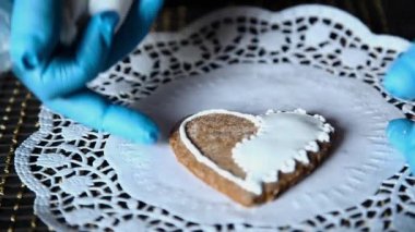 Dekorasyon gingerbread selfmade hamur işi çanta kullanarak şeker buzlanma ile çorap erkek eller