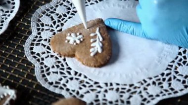 Dekorasyon gingerbread selfmade hamur işi çanta kullanarak şeker buzlanma ile çorap erkek eller