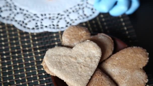 Manos femeninas que decoran la media de pan de jengibre con azúcar glaseado usando una bolsa de pastelería hecha a sí misma — Vídeos de Stock