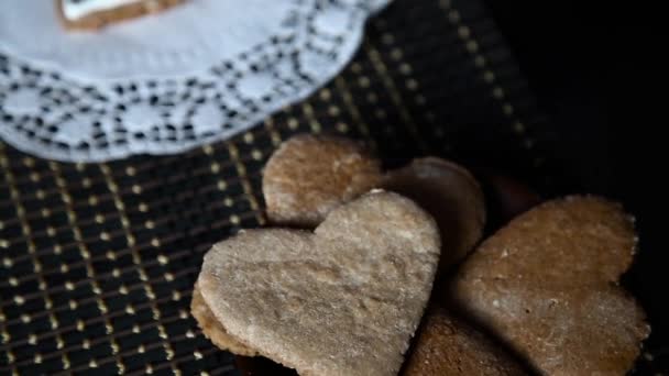 Mani femminili decorare calza di pan di zenzero con zucchero a velo utilizzando sacchetto di pasticceria fatta in casa — Video Stock