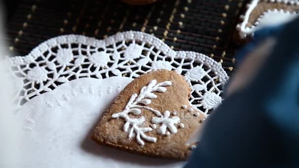 Mãos femininas decorando gingerbread meia com açúcar de confeiteiro usando saco de pastelaria self-made — Vídeo de Stock