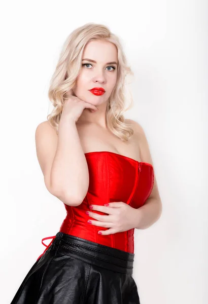 Belle femme blonde sexy avec de gros seins dans un corset rouge et jupe noire courte — Photo