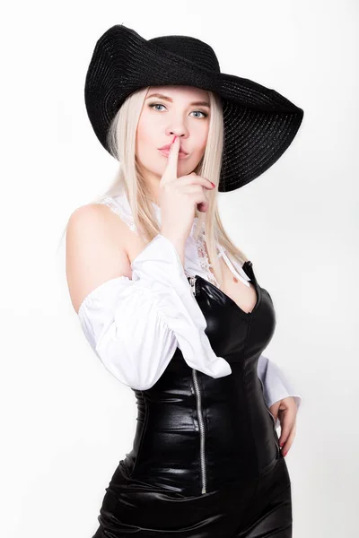 Donna sexy con figura a clessidra vestita in corsetto di pelle nera e pantaloni con cappello a tesa larga — Foto Stock