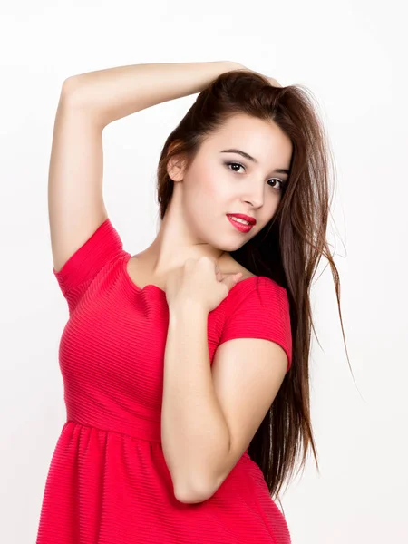빨간 드레스를 입은 아름 다운 젊은 여 자가 웬 보유 하고있다. 스튜디오 촬영 — 스톡 사진