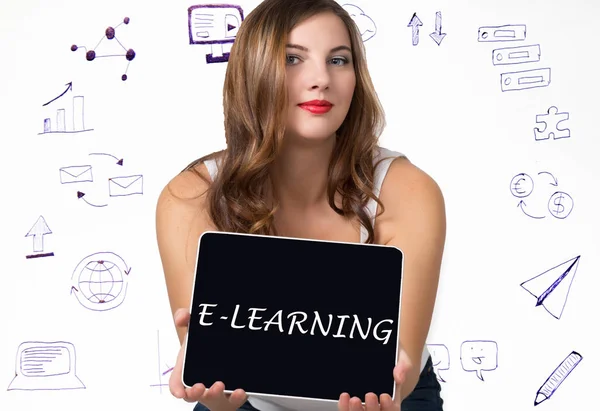 Giovane donna in possesso di tablet PC con parola di scrittura: e-learning. Tecnologia, internet, business e marketing . — Foto Stock