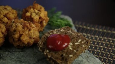 Maydanoz, ketçap ve taş ekmek hamuru ev yapımı et pirzola