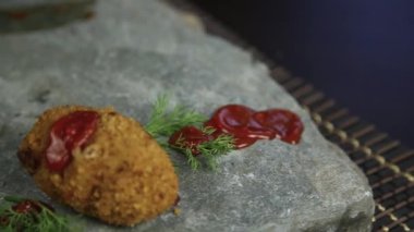 Ev yapımı et pirzola taş, maydanoz ile gıda ketçap dökülür