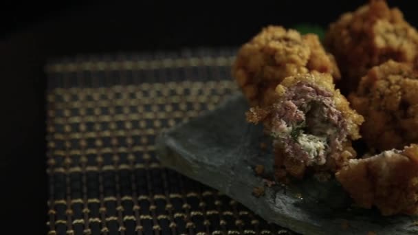 Costolette di carne fatte in casa in pastella con prezzemolo, ketchup e pane su pietra — Video Stock