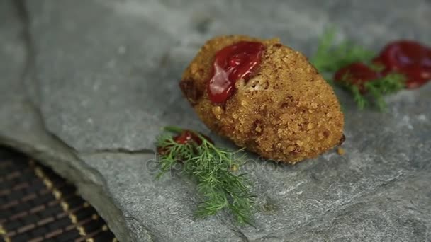 Hausgemachte Fleischschnitzel mit Petersilie auf Stein, übergossen mit Lebensmittelketchup — Stockvideo