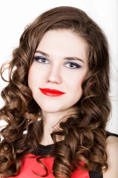 Retrato de jovem bela mulher com aparelho dentário segurando açucareira — Fotografia de Stock