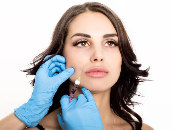 Ung kvinna blir skönhet injektion i ögonen och läpparna från kosmetolog. kosmetologi koncept — Stockfoto