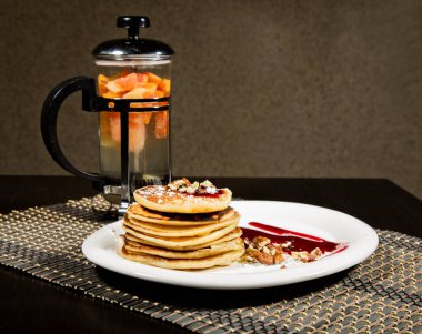 Böğürtlenli reçel, meyve çay çaydanlık kahvaltı tatlı krep ile tepesinde