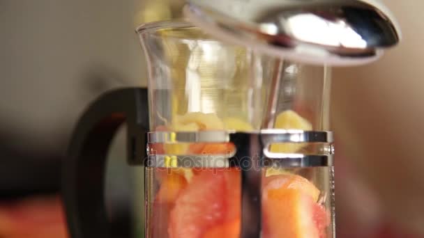 Desayuno con mermelada de arándanos, nueces y tetera con té de frutas. Panqueques dulces caseros con mermelada, crema agria en un plato blanco . — Vídeo de stock