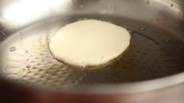 Μάγειρας Ετοιμάστε πρωινό ή επιδόρπιο, τηγανίζουμε τις κρέπες σε ένα gribble. Σπιτικό γλυκό τηγανίτες με φρούτα μαρμελάδα, την κρέμα γάλακτος σε λευκή πλάκα. — Αρχείο Βίντεο