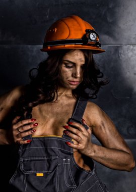 yakın çekim portre seksi kadın madenci işçi tulumu çıplak cesedi bir el feneri ile kafa kask üzerinde