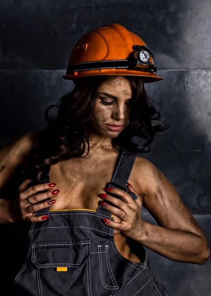 Yakın çekim portre seksi kadın madenci işçi tulumu çıplak cesedi bir el feneri ile kafa kask üzerinde — Stok fotoğraf