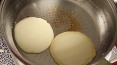yemek hazırlamak Kahvaltı veya tatlı, yavru krep yerken üzerine bir gribble. Ev yapımı tatlı krep meyve ile reçel, ekşi krema beyaz bir plaka üzerinde.