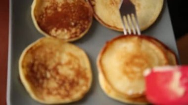 yemek hazırlamak Kahvaltı veya tatlı, yavru krep yerken üzerine bir gribble. Ev yapımı tatlı krep meyve ile reçel, ekşi krema beyaz bir plaka üzerinde.