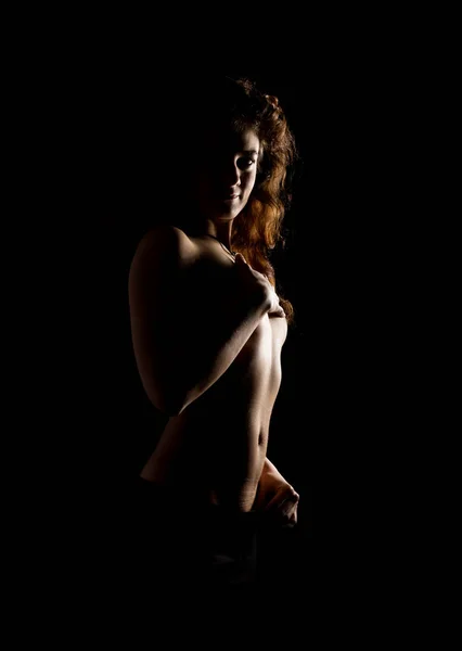 Elegantes curvas de hombros y cuello femenino, pelirroja sobre un fondo oscuro — Foto de Stock