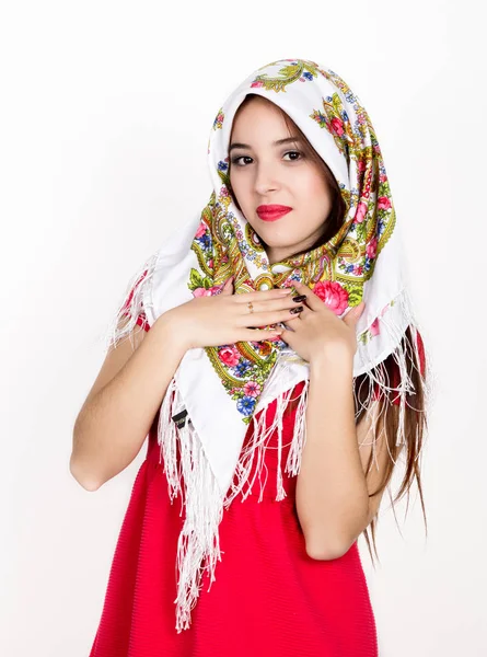 Bella giovane donna vestita con un vestito rosso e sciarpa colorata in posa in studio — Foto Stock