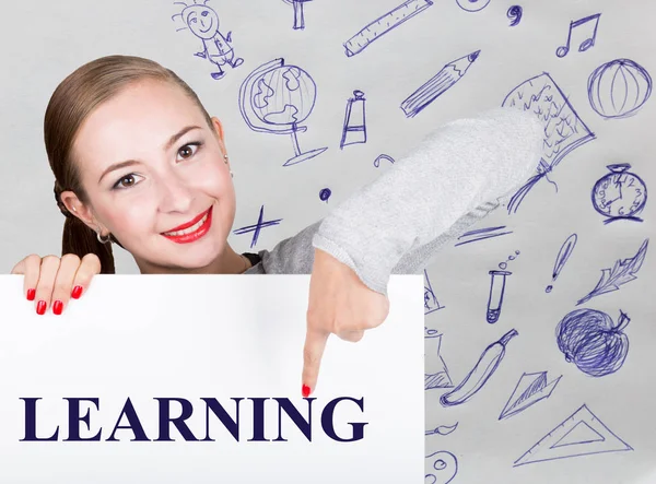 Giovane donna in possesso di lavagna bianca con parola di scrittura: apprendimento. Tecnologia, internet, business e marketing . — Foto Stock